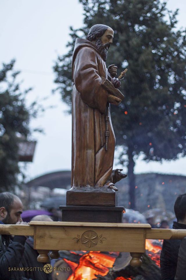 La statua di Sant'Antonio Abate a Mamoiada