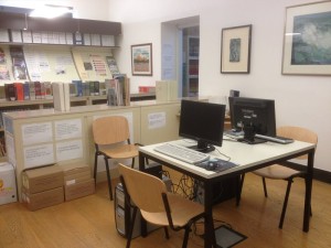 I computer nella sala lettura, privi di qualsiasi protezione per la privacy.