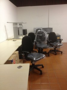I nuovi pc e le dotazioni incellophanati e stipati nella sala consiliare.