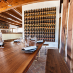 tavolo-degustazione-con-piatti-e-bicchieri-sedilesu
