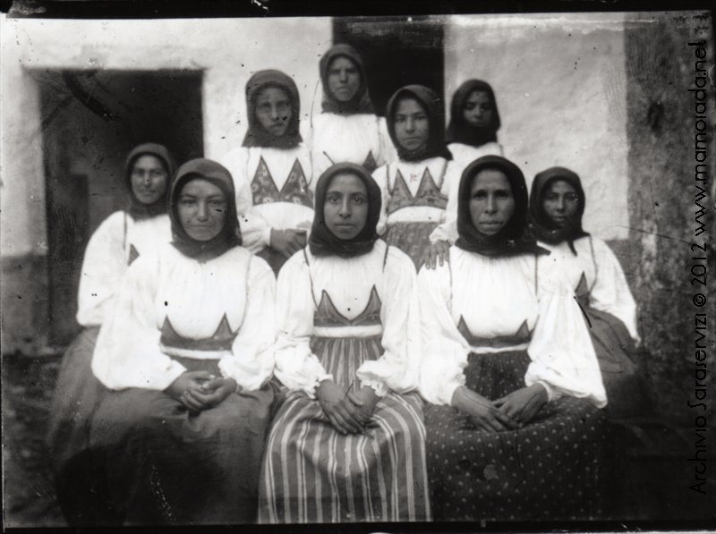 Gruppo di Donne in Costume. Non indossano su curittu ma è ben evidente il modo di portare il fazzoletto al viso.