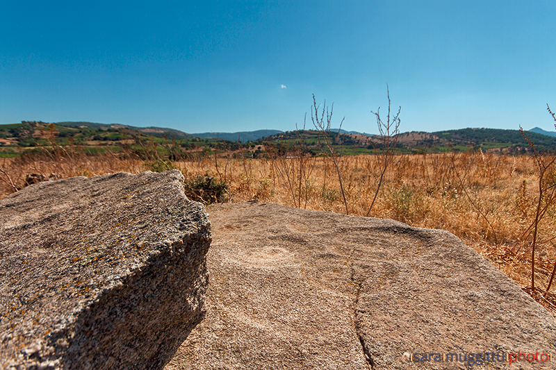 Particolare della Stele di Garaunele. A sin. si intravede il Monte Gonare, di fronte invece le campagne di Garaunele e Loret'Attesu.