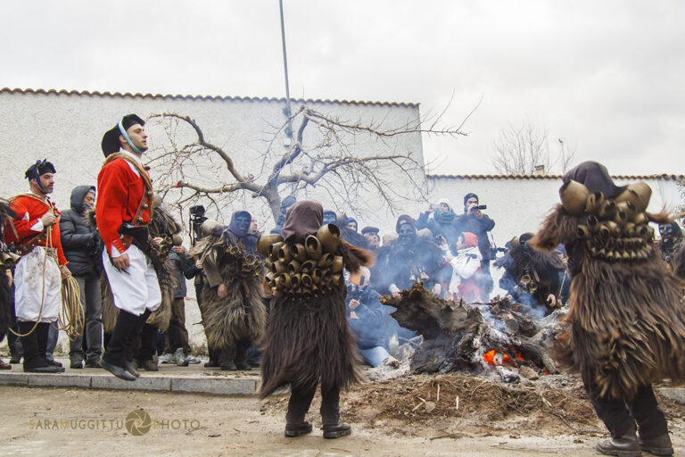 sfilata-mamuthones-e-issohadores-s_antonio