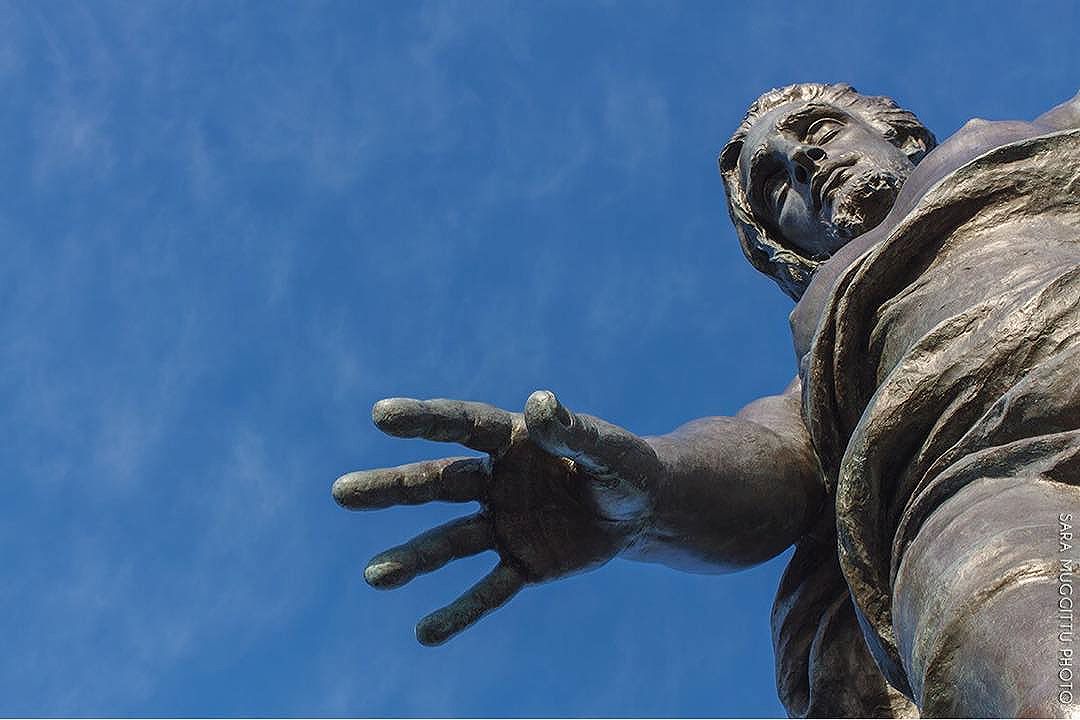 La mano di Dio. In queste ultime settimane ho avuto modo di fotografare la Statua del Redentore a Nuoro. Se le condizioni meteo lo consentono è un ottimo punto di vista verso la città è la Barbagia.