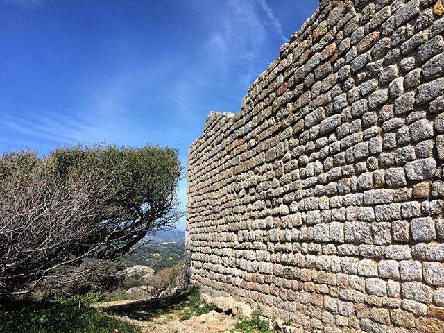 Fuori le mura. C’erano una volta in castelli e principi, giudici e giudicesse, piccoli forti che sovrastavano i colli. Il medioevo nell’isola ha lasciato solo le mura di questi antichi fasti. Castello di Balaiana - Luogosanto.