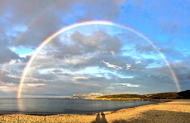 Magia di colori al tramonto.
Tavolara incorniciata da uno splendido arcobaleno.