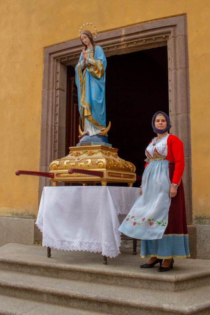 Barbaricina alla processione di pasqua a Mamoiada