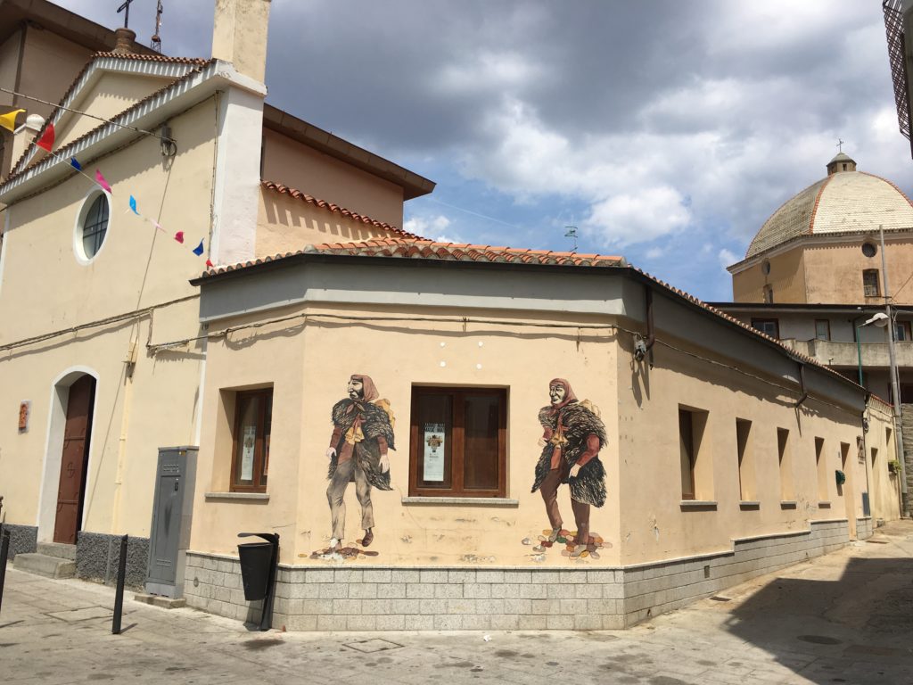 piazza santa croce scorcio murales e chiesa Loreto