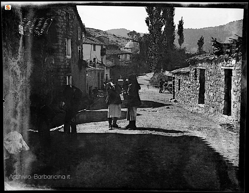 corso-Mamoiada-sullo-sfondo-la-chiesa-di-san-giuseppe-wagner-1800-circa